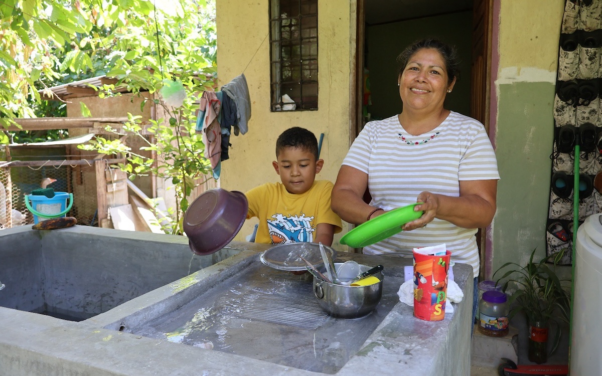 Blanca and Santiago washing dishes together.