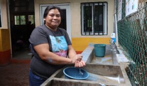 Yadira washing a bowl in a kitchen sink.