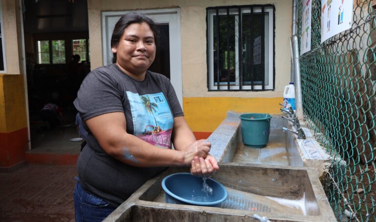 Yadira washing a bowl in a kitchen sink.